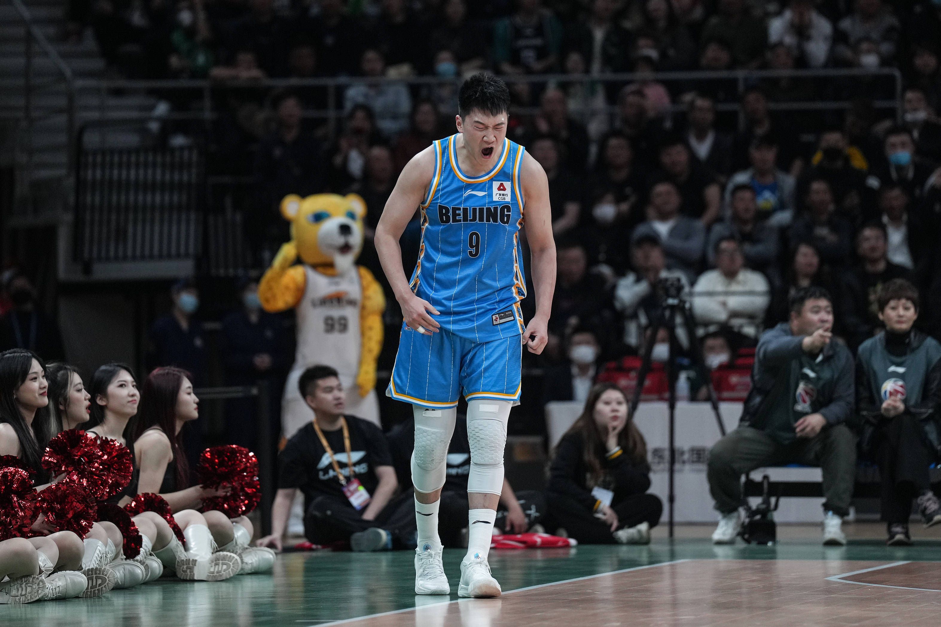 由于球队战绩不能令俱乐部和球迷感到满意，一些媒体认为哈维的帅位并不稳固，但西班牙六台记者JotaJordi在节目中说道：“哈维并不担心，他很冷静，不担心自己的帅位。
